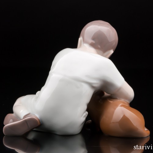 Мальчик, обнимающий таксу, Bing & Grondahl, Дания, 1970 гг