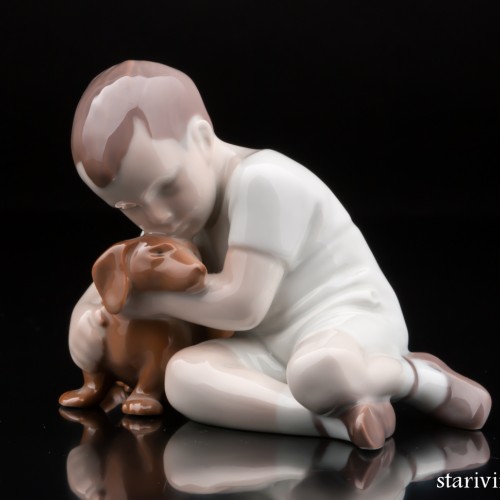 Мальчик, обнимающий таксу, Bing & Grondahl, Дания, 1970 гг