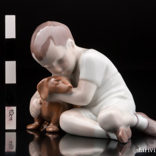 Мальчик, обнимающий таксу, Bing & Grondahl, Дания, 1970 гг