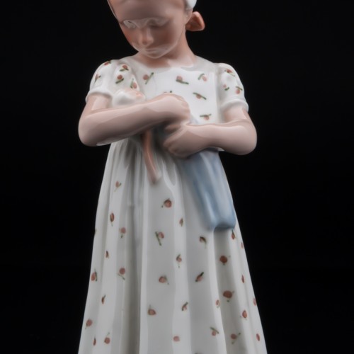 Девочка с куклой, Bing & Grondahl, Дания