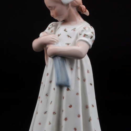 Девочка с куклой, Bing & Grondahl, Дания