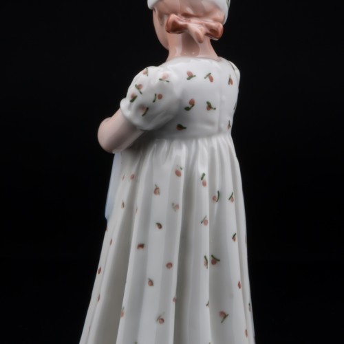 Девочка с куклой, Bing & Grondahl, Дания