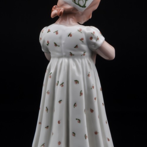 Девочка с куклой, Bing & Grondahl, Дания