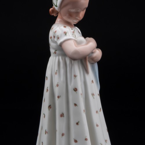 Девочка с куклой, Bing & Grondahl, Дания