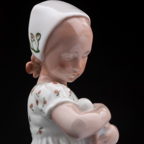 Девочка с куклой, Bing & Grondahl, Дания