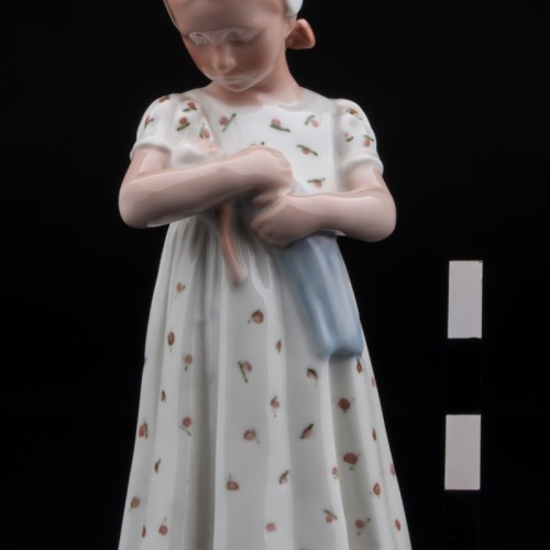 Девочка с куклой, Bing & Grondahl, Дания