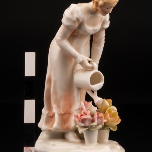 Девушка поливающая цветы, Karl Ens, Германия, 1920-30 гг