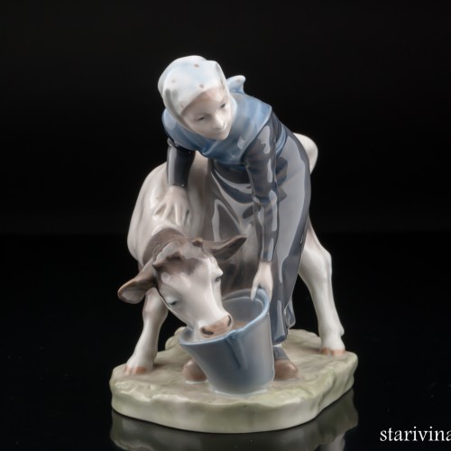 Девочка поящая корову, Royal Copenhagen, Дания, 1967 г