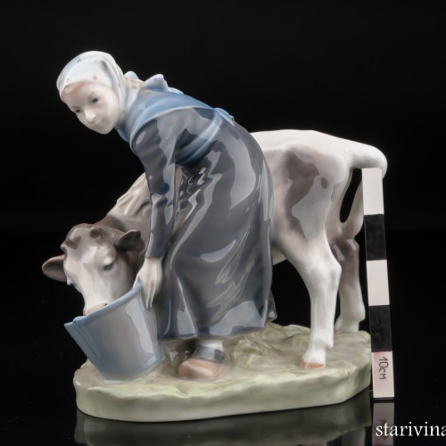 Девочка поящая корову, Royal Copenhagen, Дания, 1967 г