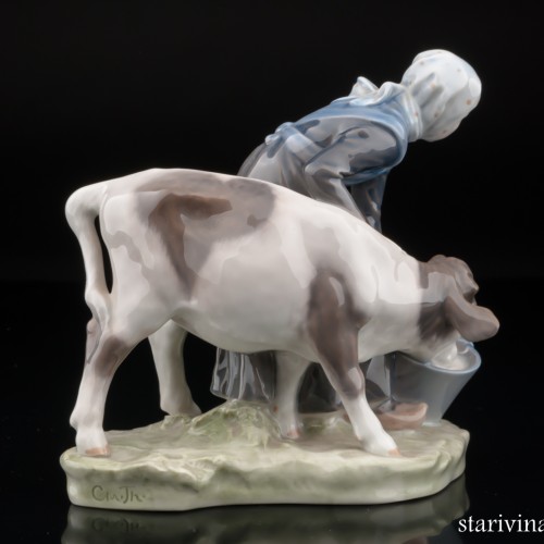 Девочка поящая корову, Royal Copenhagen, Дания, 1967 г