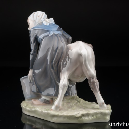 Девочка поящая корову, Royal Copenhagen, Дания, 1967 г