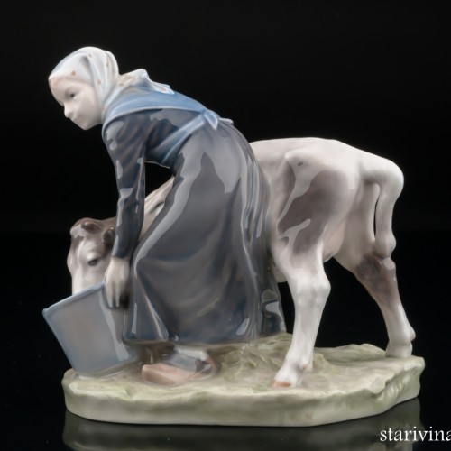Девочка поящая корову, Royal Copenhagen, Дания, 1967 г