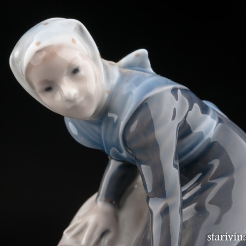 Девочка поящая корову, Royal Copenhagen, Дания, 1967 г