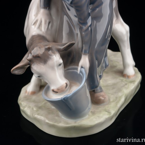 Девочка поящая корову, Royal Copenhagen, Дания, 1967 г