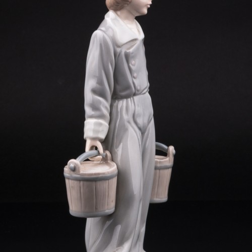 Мальчик с ведрами, Lladro, Испания