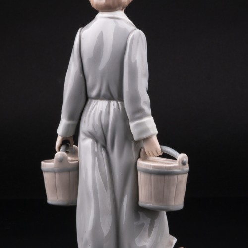 Мальчик с ведрами, Lladro, Испания