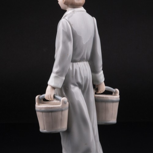 Мальчик с ведрами, Lladro, Испания