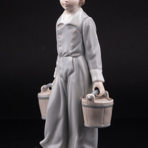 Мальчик с ведрами, Lladro, Испания