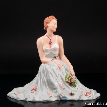Сидящая девушка с букетом цветов, Royal Dux, Чехия, нач. 20 в