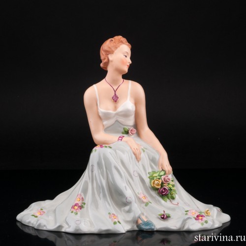 Сидящая девушка с букетом цветов, Royal Dux, Чехия, нач. 20 в