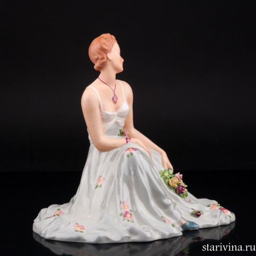 Сидящая девушка с букетом цветов, Royal Dux, Чехия, нач. 20 в