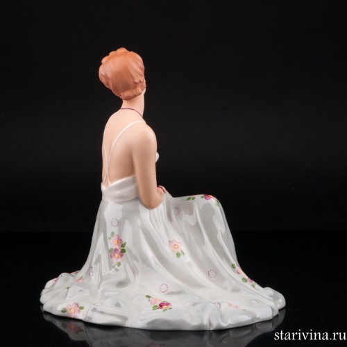 Сидящая девушка с букетом цветов, Royal Dux, Чехия, нач. 20 в