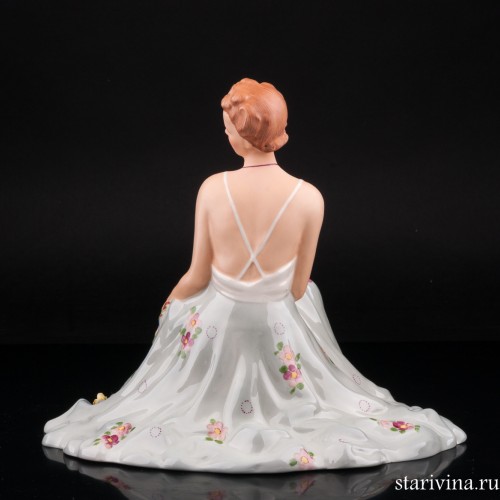 Сидящая девушка с букетом цветов, Royal Dux, Чехия, нач. 20 в