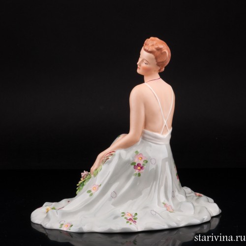 Сидящая девушка с букетом цветов, Royal Dux, Чехия, нач. 20 в