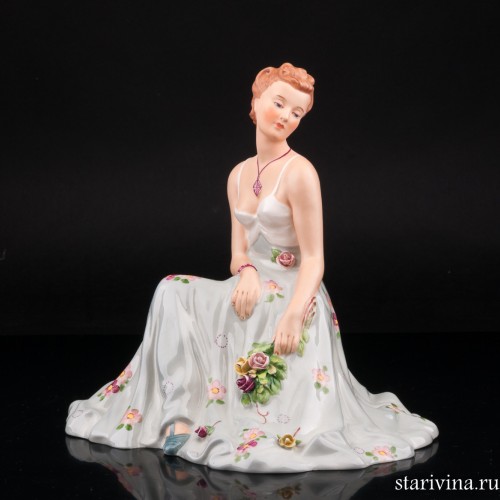 Сидящая девушка с букетом цветов, Royal Dux, Чехия, нач. 20 в