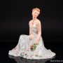 Сидящая девушка с букетом цветов, Royal Dux, Чехия, нач. 20 в