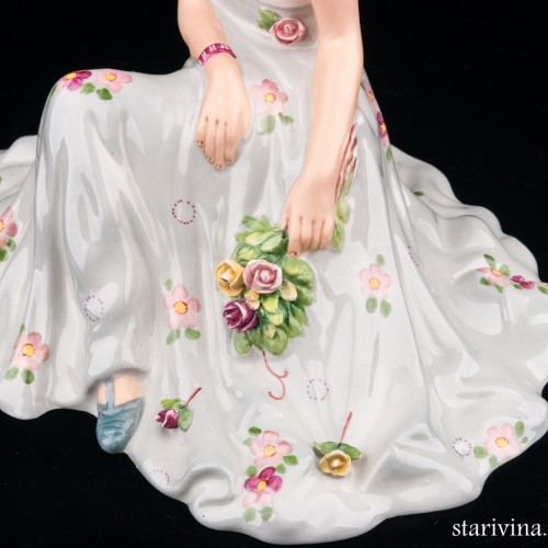 Сидящая девушка с букетом цветов, Royal Dux, Чехия, нач. 20 в