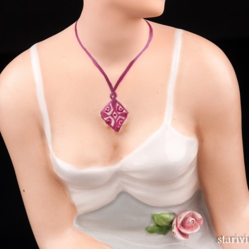 Сидящая девушка с букетом цветов, Royal Dux, Чехия, нач. 20 в