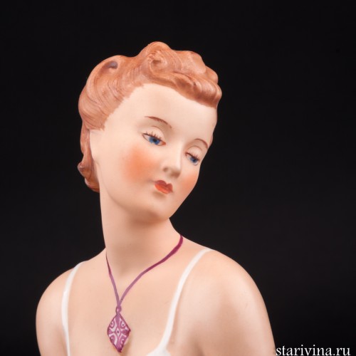 Сидящая девушка с букетом цветов, Royal Dux, Чехия, нач. 20 в