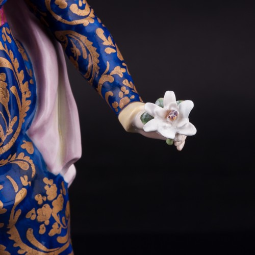 Дама в готическом платье с цветком, Volkstedt, Германия, до 1935 г