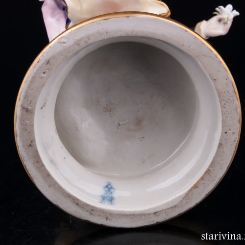 Дама в готическом платье с цветком, Volkstedt, Германия, до 1935 г