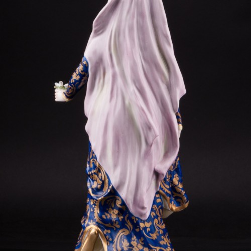 Дама в готическом платье с цветком, Volkstedt, Германия, до 1935 г