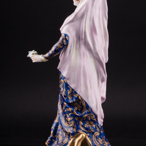 Дама в готическом платье с цветком, Volkstedt, Германия, до 1935 г