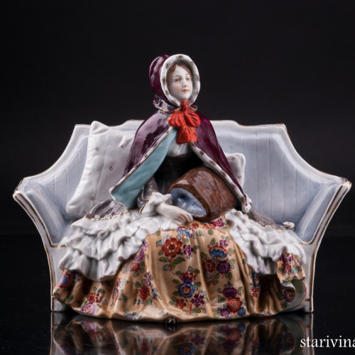 Девушка в манто на диване, Дрезден, Германия, нач. 20 в