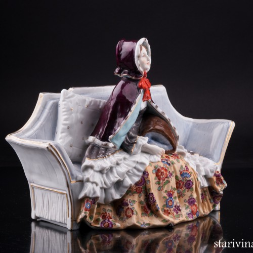 Девушка в манто на диване, Дрезден, Германия, нач. 20 в