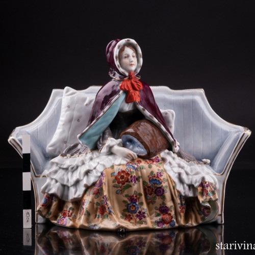 Девушка в манто на диване, Дрезден, Германия, нач. 20 в