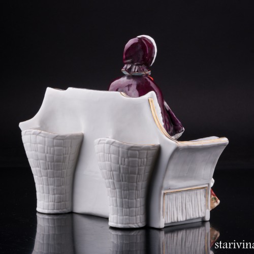 Девушка в манто на диване, Дрезден, Германия, нач. 20 в