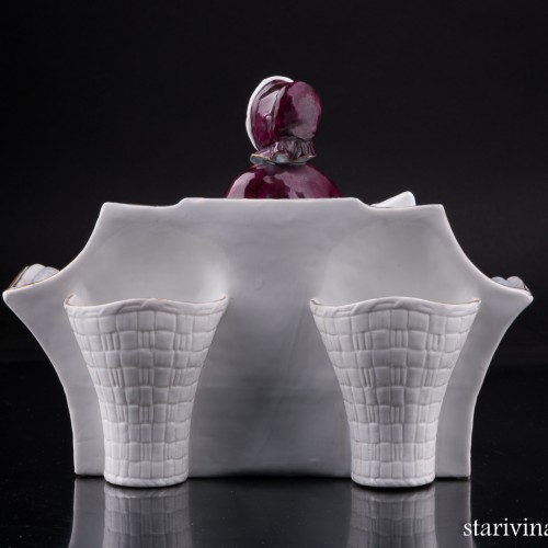 Девушка в манто на диване, Дрезден, Германия, нач. 20 в