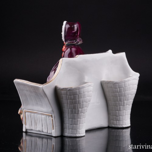 Девушка в манто на диване, Дрезден, Германия, нач. 20 в