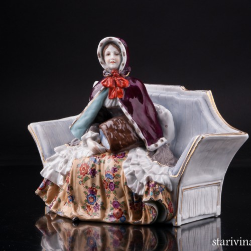 Девушка в манто на диване, Дрезден, Германия, нач. 20 в