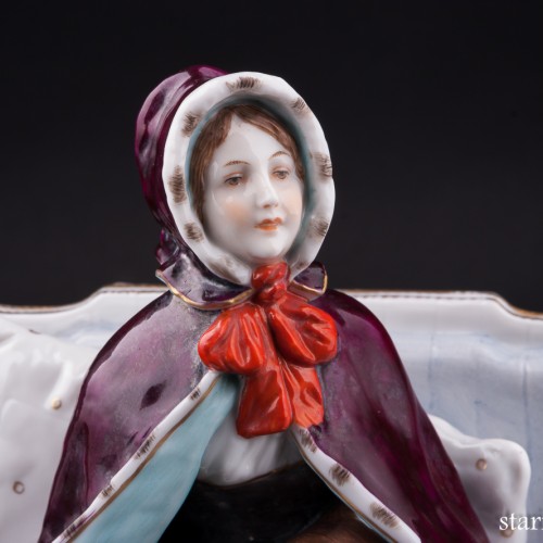 Девушка в манто на диване, Дрезден, Германия, нач. 20 в