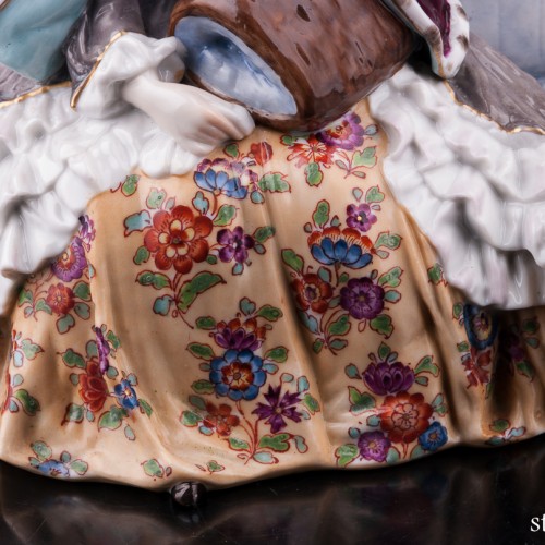 Девушка в манто на диване, Дрезден, Германия, нач. 20 в