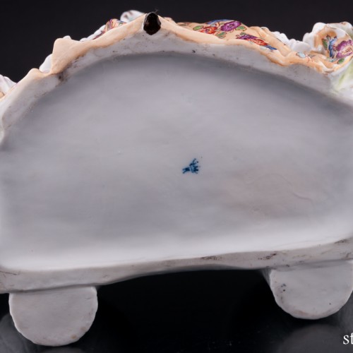 Девушка в манто на диване, Дрезден, Германия, нач. 20 в