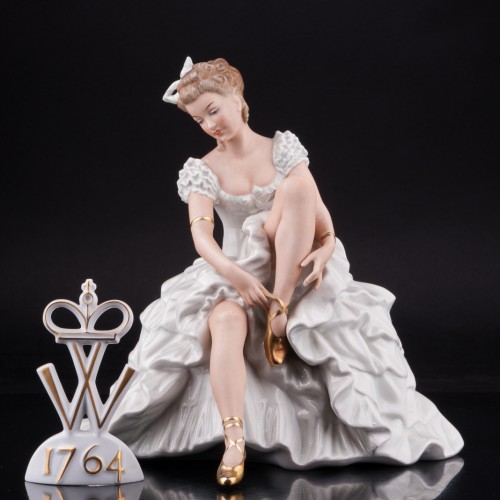 Балерина, завязывающая балетную туфельку, Wallendorf, Германия, 1960 гг