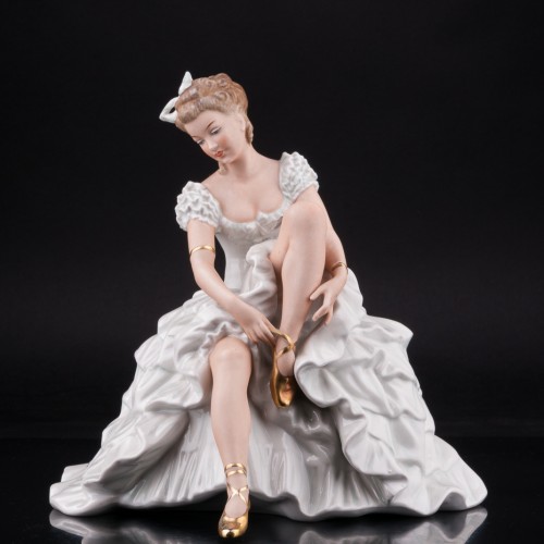 Балерина, завязывающая балетную туфельку, Wallendorf, Германия, 1960 гг