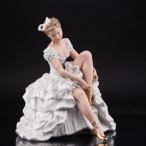 Балерина, завязывающая балетную туфельку, Wallendorf, Германия, 1960 гг